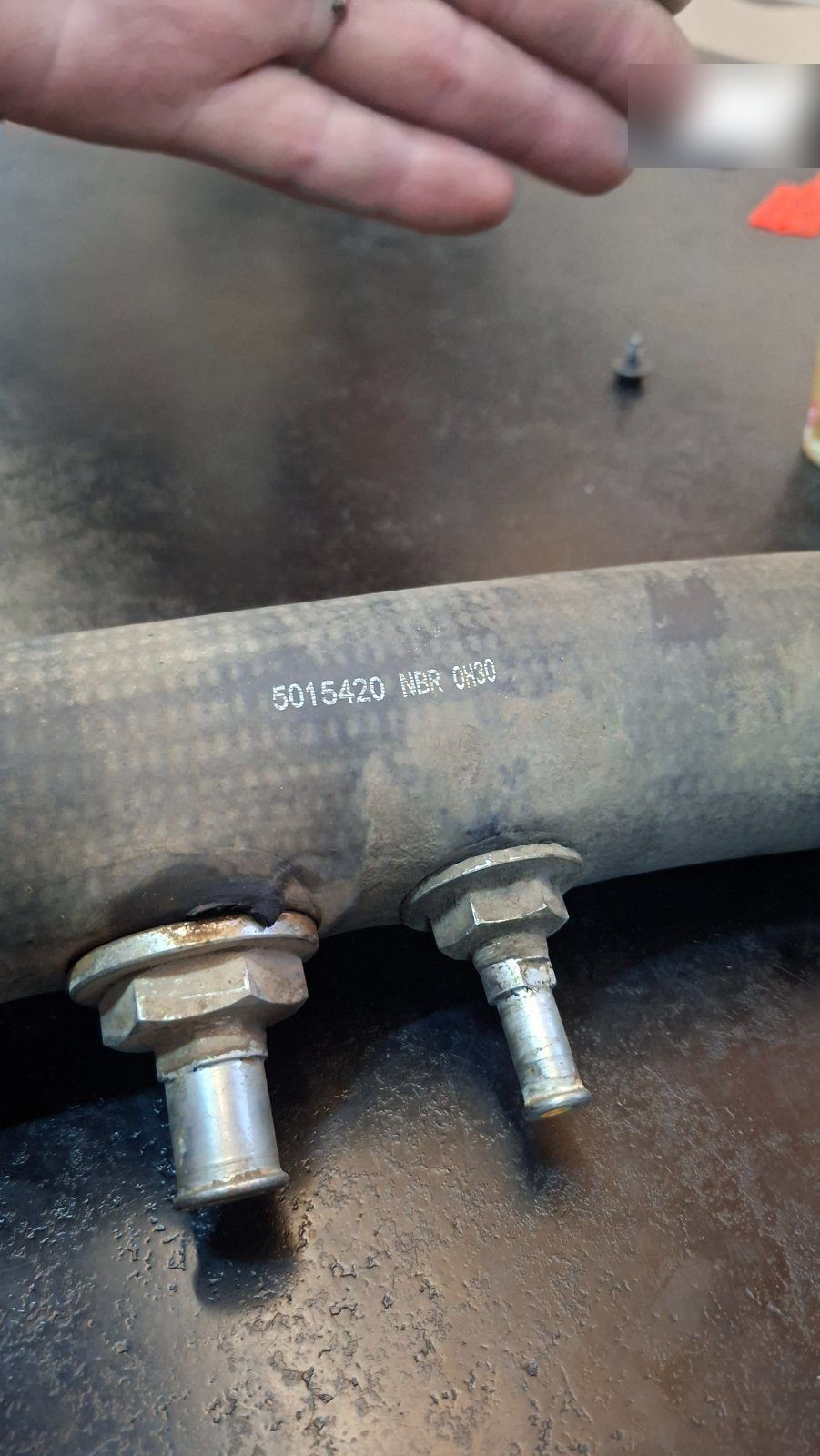 Durite de refroidissement poreuse sur une balayeuse Ravo